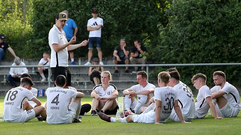 Karlburgs Trainer Markus Köhler (links), hier in der Halbzeit eines Testspiels im Juni, schwört seine Mannschaft auf eine schwierige Aufgabe gegen Ansbach ein.