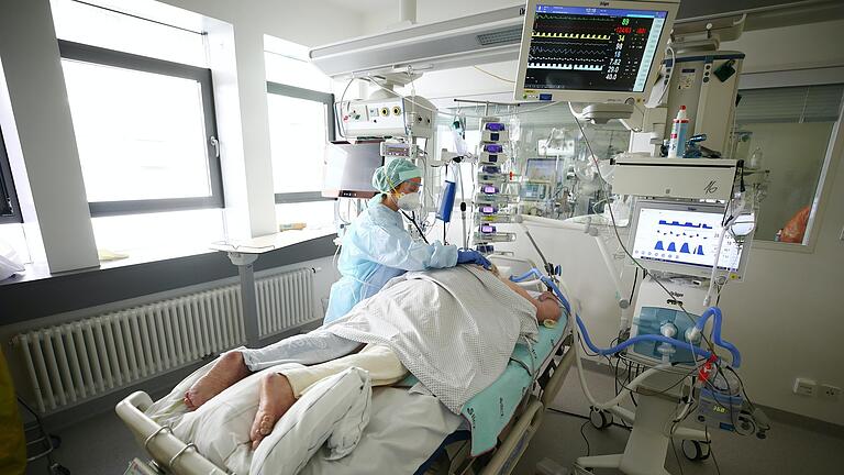 Immer mehr Intensivbetten wie auf dem Symbolfoto sind in Unterfranken inzwischen mit Corona-Patienten belegt. Aufschiebbare Operationen müssen nun auch am Rhön-Klinikum Campus verschoben werden.