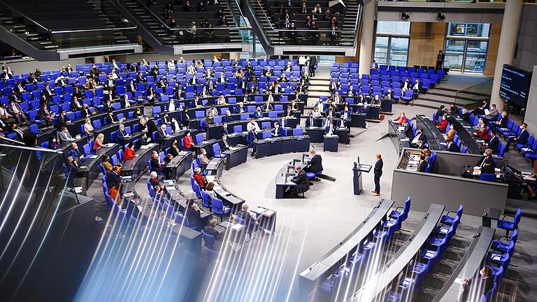 Geht die Spaltung quer durch die Parteien? Der Bundestag bei der Orientierungsdebatte zu einer SARS-CoV-2-Impfpflicht am 26. Januar.