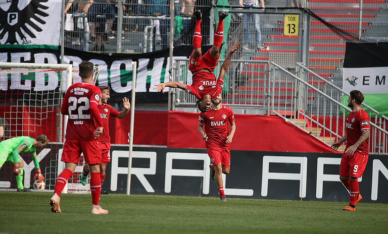 Caniggia Elva bejubelt seinen Treffer zum 1:0 mit dem schon obligatorischen Saltojubel.