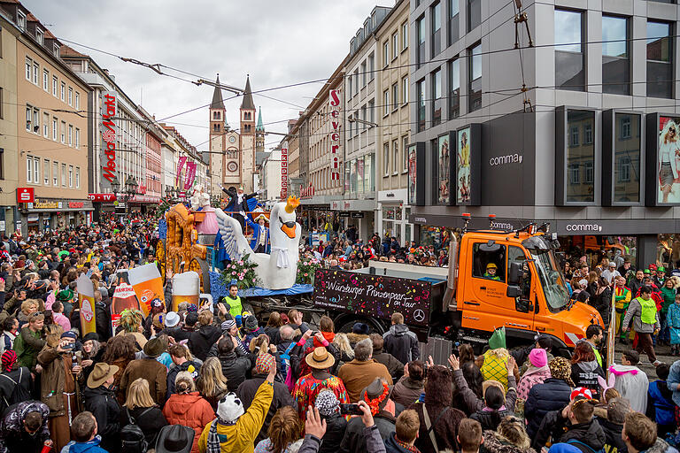Auch die circa 85 000 Zuschauer des Würzburger Faschingszugs 2019 hinterließen ihre Spuren mit rund sieben Tonnen Abfall. Auch die circa 85 000 Zuschauer des Würzburger Faschingszugs 2019 hinterließen ihre Spuren mit rund sieben Tonnen Abfall.