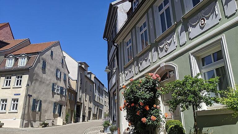 Der Straßenname &bdquo;Krumme Gasse&ldquo; entstand wohl im Volksmund und ist nach der Krümmung der Gasse benannt. Fotos (2): Touristinformation Schweinfurt 360°