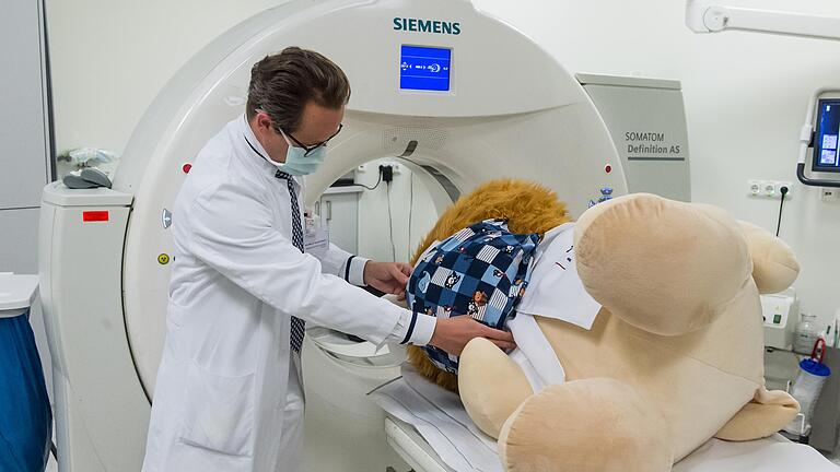 Auch kräftigere Patienten können mit einem CT untersucht werden, zeigt Radiologie-Chefarzt Dr. Dominik Morhard mit Maskottchen 'Leo'.&nbsp;