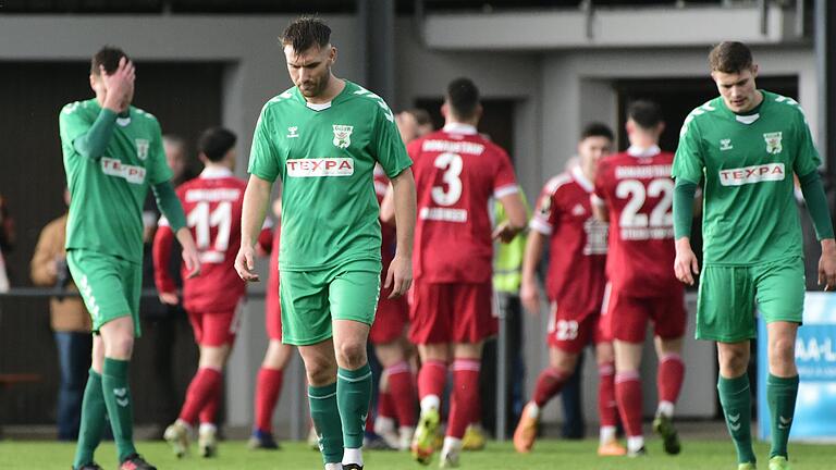 Bedröppelt: Schon nach dem 1:3 ließen die Großbardorfer um Shaban Rugovaj (Mitte) gegen Donaustauf die Köpfe hängen, am Ende wurde es noch schlimmer.