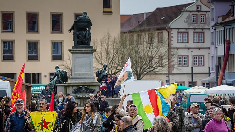 Mit einem Marsch durch die Stadt und einer Abschlusskundgebung auf dem Marktplatz haben am Samstagmittag rund 120 Teilnehmer für die Rechte der Kurden in der Türkei und Syrien demonstriert.