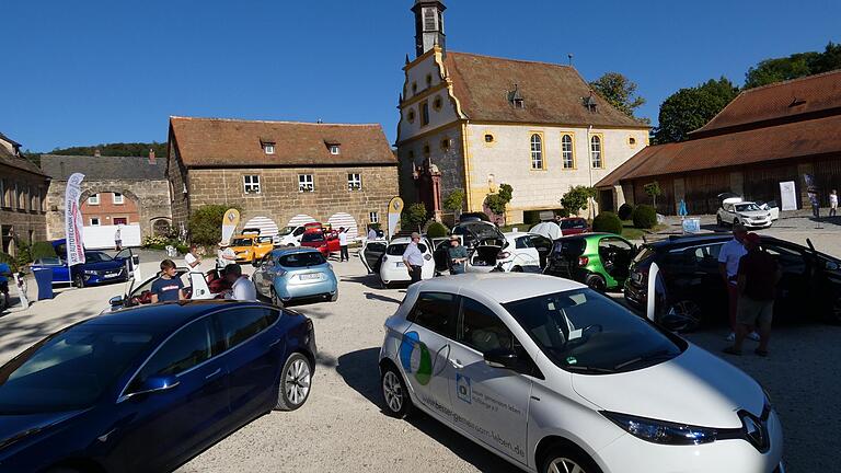 Wieder einmal war Schloss Eyrichshof die Kulisse für eine Veranstaltung. Im Schlosshof präsentierten sich zahlreiche Aussteller mit Fahrzeugen alternativen Antriebs. Wieder einmal war Schloss Eyrichshof die Kulisse für eine Veranstaltung. Im Schlosshof präsentierten sich zahlreiche Aussteller mit Fahrzeugen alternativen Antriebs.