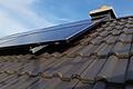 Eine neue Solaranlage auf einem Hausdach: Die Energieagentur des Main-Tauber-Kreises warnt davor, an der Haustür ohne umfassende Beratung und ohne Preisvergleich einen Vertrag zur Installation einer Anlage abzuschließen.