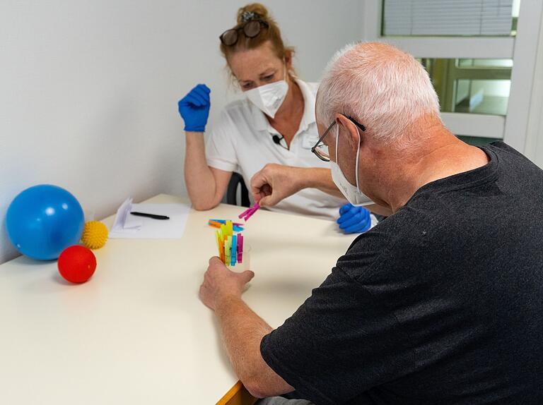 Nach seinem Schlaganfall im Sommer musste Winfried Grell viele Basisfähigkeiten wieder erlernen. Dabei wurde er von den Mitarbeitenden des Klinikums, wieder Leiterin der Ergotherapie, Christina Hörter, unterstützt. Nach seinem Schlaganfall im Sommer musste Winfried Grell viele Basisfähigkeiten wieder erlernen. Dabei wurde er von den Mitarbeitenden des Klinikums, wieder Leiterin der Ergotherapie, Christina Hörter, unterstützt.