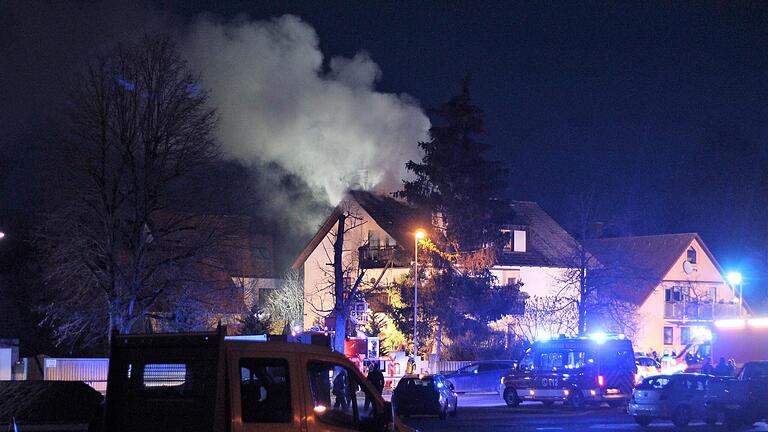Mit einem Großaufgebot war die Feuerwehr bei dem Brand in Wiesentheid am Mittwochabend vor Ort. Die Einsatzstelle befand sich gegenüber der Steigerwaldhalle. Mit einem Großaufgebot war die Feuerwehr bei dem Brand in Wiesentheid am Mittwochabend vor Ort. Die Einsatzstelle befand sich gegenüber der Steigerwaldhalle.