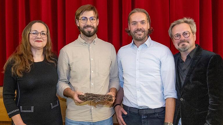 Bekanntgabe der Rollen für die Fränkischen Passionsspiele in Sömmersdorf (von links): Silvia Kirchhoff, Regie, die Jesus-Darsteller Tobias Garbe und Tobias Selzam, sowie Kai Christian Moritz, Co-Regie. Bekanntgabe der Rollen für die Fränkischen Passionsspiele in Sömmersdorf (von links): Silvia Kirchhoff, Regie, die Jesus-Darsteller Tobias Garbe und Tobias Selzam, sowie Kai Christian Moritz, Co-Regie.