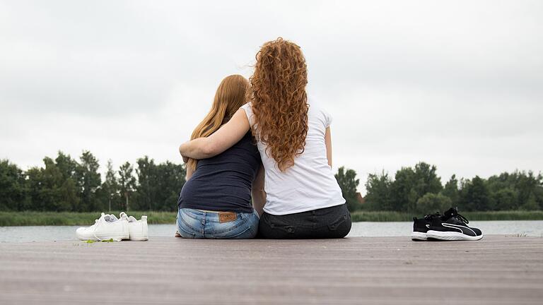 Trost spenden       -  Wer als Angehöriger einem Krebspatienten beistehen will, sollte seine Kraft gut einteilen - und sich nicht scheuen, selbst Unterstützung durch psycho-onkologische Dienste und Krebsberatungsstellen in Anspruch zu nehmen.