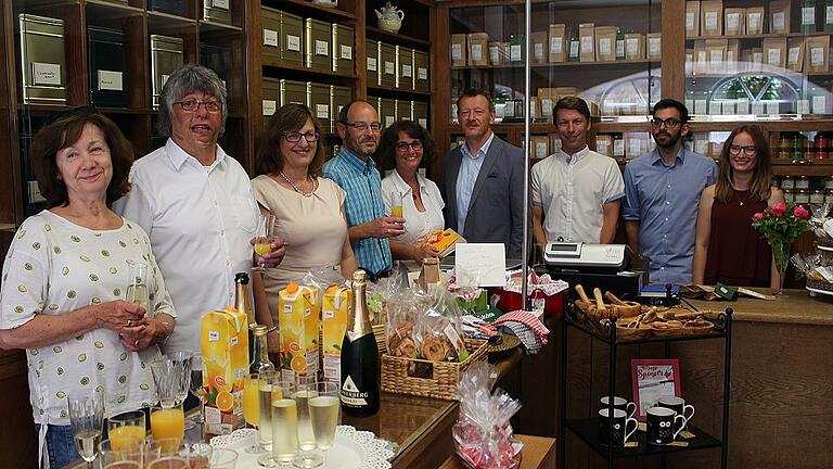 Sie alle freuten sich über die Eröffnung des Landes: Stadträtin Ingrid Stryjski, Stadtrat Herbert Gransitzski, zweite Bürgermeisterin Rosa Behon, das Ehepaar Drach, Bürgermeister Peter Juks, Thomas Herrmann von Marketingverein und die Tochter der Drachs mit ihrem Freund.