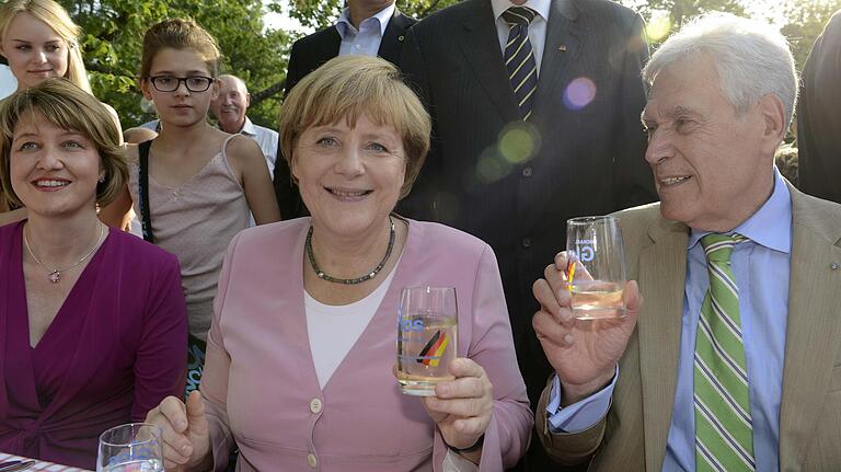 Seinen Abschied von der Bundespolitik feierte Michael Glos 2013 in Castell mit Angela Merkel.