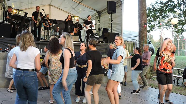 Beim 21. Sommerfest des SV Sendelbach heizte die Cover-Band 'Livin' 4 The Moment' den Tänzerinnen und Tänzern mit fetzigen Rhythmen ein.&nbsp;