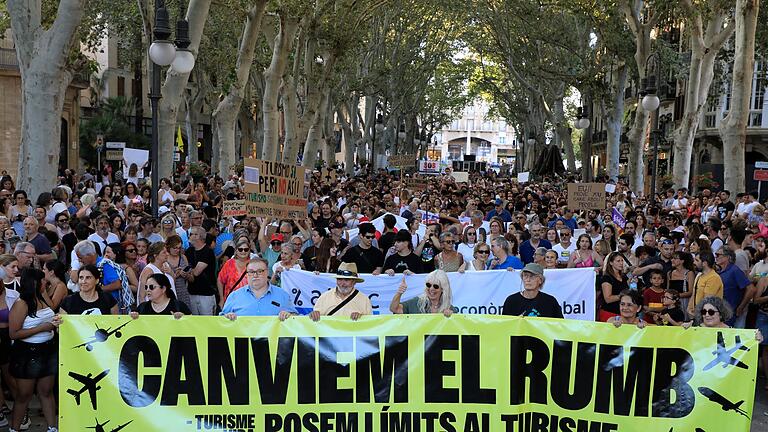 Demo gegen Massentourismus auf Mallorca       -  Anfang des Monats demonstrierten mehr als 20.000 Menschen gegen den Massentourismus auf Mallorca. Sie klagen vor allem über unbezahlbar teuren Wohnraum. (Archivbild)