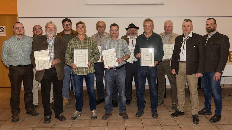 Der neugewählte Vorstand und die Geehrten stellten sich zu einem Foto (von links): Alexander Rützel, Christian Gerhard, Georg Herrbach, Christoph Pauthner, Manfred Höfling, Franz Wirthmann, Christoph Koberstein, Joseph Keil, Claus Herget, Fanz-Josef Herch, Johannes Interwies und Patrik Philipp. Der neugewählte Vorstand und die Geehrten stellten sich zu einem Foto (von links): Alexander Rützel, Christian Gerhard, Georg Herrbach, Christoph Pauthner, Manfred Höfling, Franz Wirthmann, Christoph Koberstein, Joseph Keil, Claus Herget, Fanz-Josef Herch, Johannes Interwies und Patrik Philipp.
