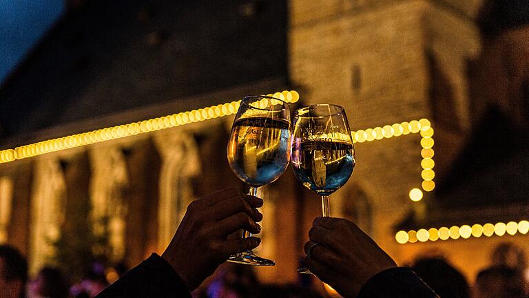 Am Freitagabend startet das viertägige Gerolzhöfer Weinfest auf dem festlich illuminierten Marktplatz.