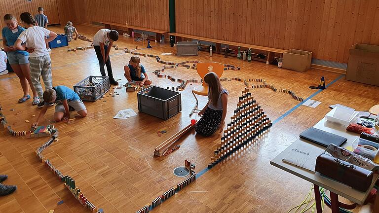 Mit viel Fantasie bauten die Schülerinnen und Schüler der Klasse 4b kunstvolle Pyramiden und Dominobahnen auf. Man kann sich vorstellen, wie spannend es war, diese Bahnen 'scharf' zu stellen und den 'Domino-Effekt' zu verfolgen.