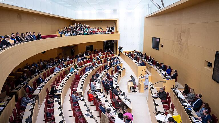 Ein Vierteljahr ist schon fast um, trotzdem beschließt der Landtag erst jetzt den Haushalt 2023. Wie solide der bayerische Ausgabenplan nach der Corona-Krise ist, bleibt zudem umstritten.