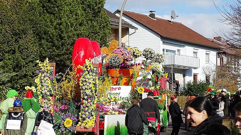 Fröhlich und bunt schlängelte sich der Faschingszug durch Uettingen.