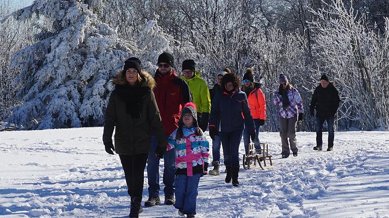 Viele Wanderfreude nutzten die Eröffnung des Wanderjahres der Saale-Sinn Region auf dem Kreuzberg zu einer Winterwanderung auf dem Heiligen Berg der Franken.