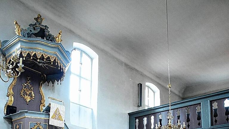 Schlicht und wenig schmuckvoll, dafür aber auf das Wesentliche konzentriert – so präsentiert sich die Pfarrkirche in Rehweiler, die im Herrnhuter Stil gebaut wurde und in Bayern einzigartig ist. Schlicht und wenig schmuckvoll, dafür aber auf das Wesentliche konzentriert – so präsentiert sich die Pfarrkirche in Rehweiler, die im Herrnhuter Stil gebaut wurde und in Bayern einzigartig ist.