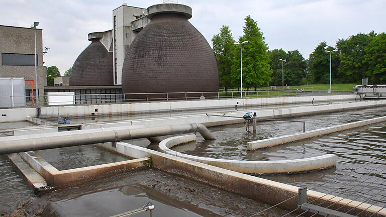 Die beiden Faultürme sind die Wahrzeichen der Verbandskläranlage Winterhausen. In ihrem Inneren entsteht mehr Methangas, als zum Betrieb der Kläranlage nötig ist.