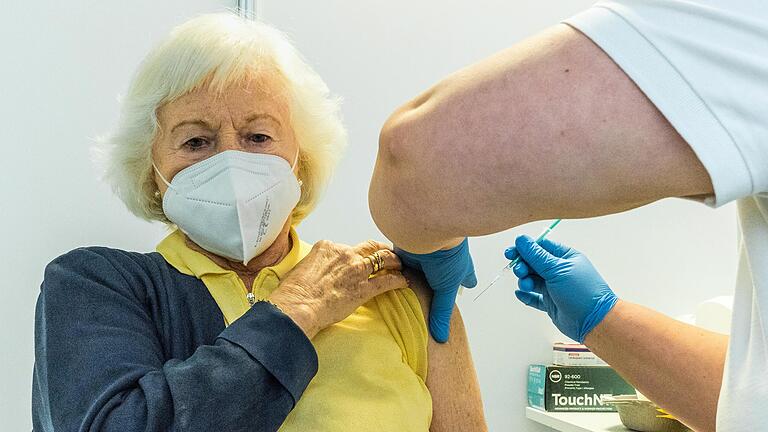 Die 89-jährige Inge Christoffel war am Montagmorgen eine der Ersten, die im Impfzentrum auf dem Volksfestplatz ihre Spritze gegen das Corona-Virus bekamen.&nbsp;