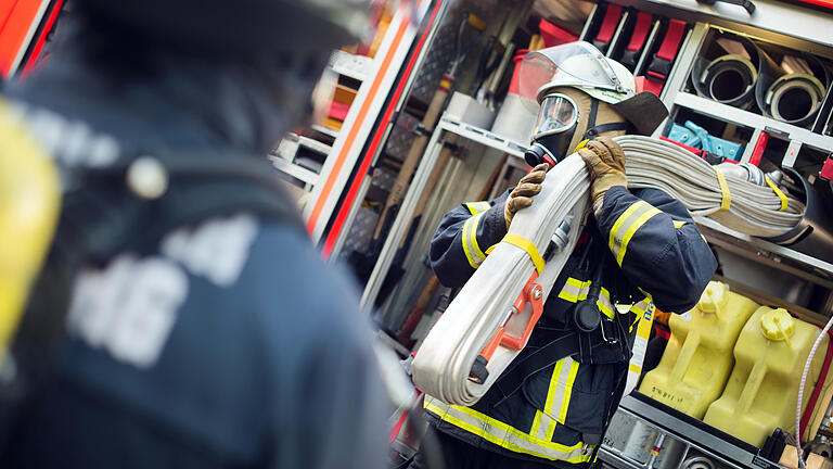 Großeinsatz für die Feuerwehren am Samstagmittag in Sudrach. Das Symbolbild zeigt Atemschutzträger. Fotoaufnahmen vom Einsatz in Sudrach aus dem möglichen Explosions-Gefahrenbereich waren nicht möglich.