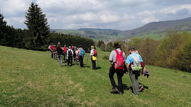 Über den Ziegelberg führte die Strecke zum Arnsberg, hier eröffnet sich eine schöne Sicht auf Oberweißenbrunn mit dem Rockenstein, Teufelsberg und Schachen.