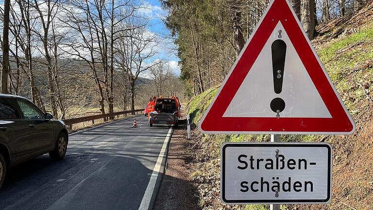 Achtung Straßenschäden: Um Verkehrsteilnehmer zu warnen, stehen an den betroffenen Strecken  entsprechende Warnschilder.&nbsp;