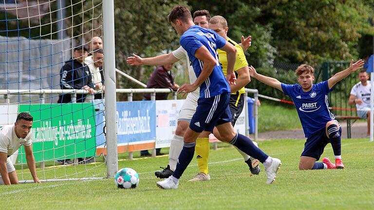 Mario Ketterl (vorne) staubt zum 1:0 für den TSV Gochsheim ab im Spiel gegen den TuS Aschaffenburg-Leider. Vorlagengeber Florian Schott (rechts) jubelt, bevor der Ball die Linie überquert. Mario Ketterl (vorne) staubt zum 1:0 für den TSV Gochsheim ab im Spiel gegen den TuS Aschaffenburg-Leider. Vorlagengeber Florian Schott (rechts) jubelt, bevor der Ball die Linie überquert.