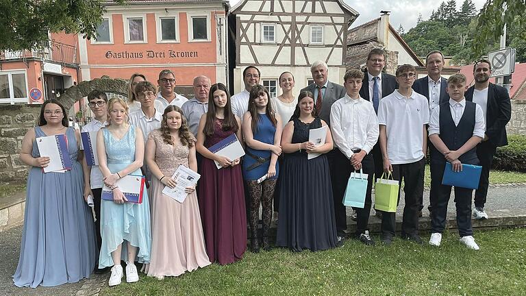 Hier präsentieren sich jene Schülerinnen und Schüler der Mittelschule Eltmann, die als Jahrgangsbeste abgeschlossen oder herausragende Leistungen in einzelnen Fächern erzielt haben. Mit auf dem Bild Ehrengäste, Schulleiter Raimund Willert und Bürgemeister Michael Ziegler.