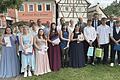 Hier präsentieren sich jene Schülerinnen und Schüler der Mittelschule Eltmann, die als Jahrgangsbeste abgeschlossen oder herausragende Leistungen in einzelnen Fächern erzielt haben. Mit auf dem Bild Ehrengäste, Schulleiter Raimund Willert und Bürgemeister Michael Ziegler.