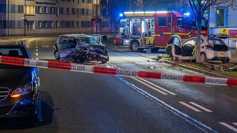 Ein schwerer Verkehrsunfall ereignete sich am Freitagabend auf der Niederwerrner Straße.