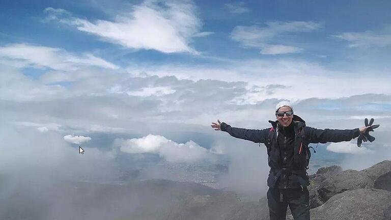 Sebastian Fickert auf einem Berggipfel auf dem Pichincha, dem Hausberg von Ecuadors Hauptstadt Quito. Er erzählt am 14. Oktober in der Stadtbibliothek Hammelburg von seine Reisen. Foto: Nils Pöpperl       -  Sebastian Fickert auf einem Berggipfel auf dem Pichincha, dem Hausberg von Ecuadors Hauptstadt Quito. Er erzählt am 14. Oktober in der Stadtbibliothek Hammelburg von seine Reisen. Foto: Nils Pöpperl