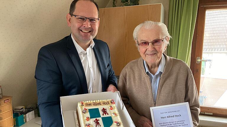 Bürgermeister Michael Hombach überreicht dem ältesten Karlstadter Alfred Hock die Geburtstagstorte. Bürgermeister Michael Hombach überreicht dem ältesten Karlstadter Alfred Hock die Geburtstagstorte.