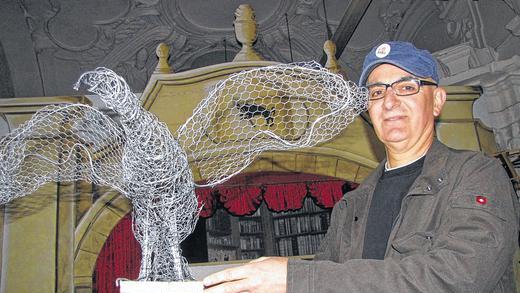 Der Vater des Feuervogels: Der katholische Gefängnispfarrer in Ebrach, Hans Lyer, mit dem Modell für den in der Anstaltsschlosserei von Gefangenen aus Stahlrohr, Draht und Metall gefertigten Vogel. Die Spannweite beträgt neun Meter, wenn das Original am Ostersonntag im Orangeriegarten zu Strawinskys Feuervogel-Musik in Feuerwerkslicht eintaucht.