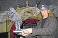 Der Vater des Feuervogels: Der katholische Gefängnispfarrer in Ebrach, Hans Lyer, mit dem Modell für den in der Anstaltsschlosserei von Gefangenen aus Stahlrohr, Draht und Metall gefertigten Vogel. Die Spannweite beträgt neun Meter, wenn das Original am Ostersonntag im Orangeriegarten zu Strawinskys Feuervogel-Musik in Feuerwerkslicht eintaucht.