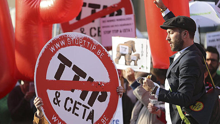 Protest       -  Protest gegen die Freihandels-Abkommen TTIP und Ceta: Jetzt dürfen nationale EU-Parlamente nun doch über Ceta abstimmen. Foto: Olivier Hoslet/Archiv