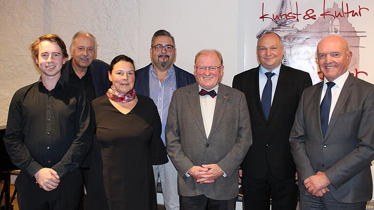 Landrat Thomas Habermann (rechts) verabschiedete im Beisein des neuen Schulleiters der Berufsfachschule für Musik, Elmar Koch (2. von rechts) und des Schulleiters der Kreismusikschule, Frank Stäblein (Mitte) den bisherigen Leiter der Berufsfachschule für Musik, Prof. Ernst Oestreicher (3. von&nbsp; rechts), sowie Musiklehrer Michael Lörcher (2. von links) in den Ruhestand und gratulierte Musiklehrerin Birgit Bohnert zum 25. Dienstjubiläum. Louis Knahl (links) bereicherte die Ehrungsveranstaltung musikalisch mit seiner Posaune.