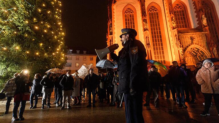 Ordnungswidrige 'Querdenker'-Versammlungen sind in Würzburg keine Seltenheit (im Bild ein Aufzug Ende Dezember). Auch an diesem Montag musste die Polizei eine nicht angezeigte Demo auflösen. Ordnungswidrige 'Querdenker'-Versammlungen sind in Würzburg keine Seltenheit (im Bild ein Aufzug Ende Dezember). Auch an diesem Montag musste die Polizei eine nicht angezeigte Demo auflösen.