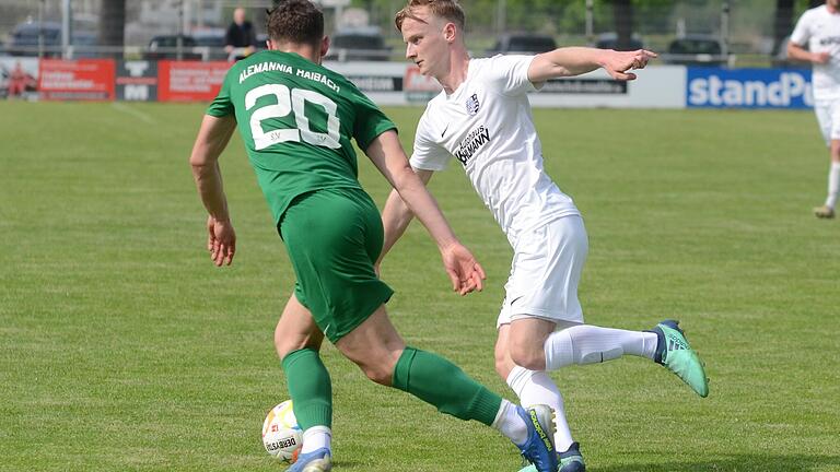 Der Karlburger Marco Kunzmann (rechts) sieht sich Josua Szabo vom SV Alemannia Haibach gegenüber. Der Karlburger Marco Kunzmann (rechts) sieht sich Josua Szabo vom SV Alemannia Haibach gegenüber.