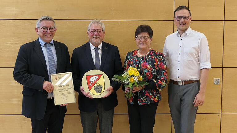 Für seine 40-jährige Tätigkeit als Gemeinderat wurde Gerhard Zösch geehrt. Im Bild von links: Bürgermeister Jörg Kümmel, Gerhard Zösch und seine Ehefrau Roswitha sowie zweiter Bürgermeister und CSU-Ortsvorsitzender Julian Müller.