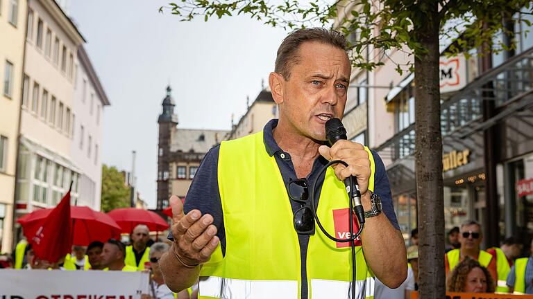 Peter König ist Gewerkschaftssekretär von Verdi Würzburg-Aschaffenburg und kennt die Beschäftigten von Galeria Karstadt Kaufhof Würzburg seit vielen Jahren.