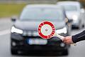 Bundespolizei kontrolliert       -  In der Oberpfalz finden Beamte bei einem Mann im Auto viel Bargeld. Ein ähnlicher Fall passierte in Niederbayern. (Symbolbild)