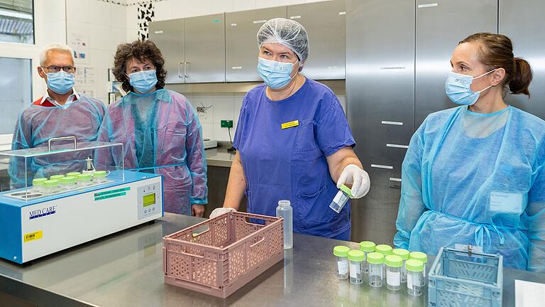 Der Verein KIWI mit (von links) Schatzmeister Franz Balzer und Vorsitzender Ina Schmolke hat mit 20.000 Euro unter anderem das Pasteurisiergerät (links) finanziert – zur Freude von Sylvia Königer (Mitte) und Stillberaterin Natalie Seeberger.&nbsp;