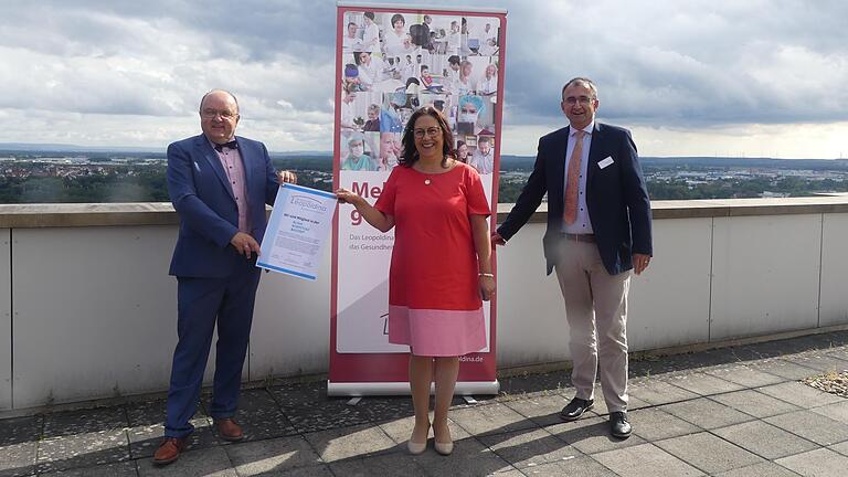 Mit dabei im Dach-Verbund: Prof. Dr. Alexander Schraml überreichte Bürgermeisterin Ayfer Rethschulte sowie Leo-Geschäftsführer Jürgen Winter die KKB-Mitgliedsurkunde. Mit dabei im Dach-Verbund: Prof. Dr. Alexander Schraml überreichte Bürgermeisterin Ayfer Rethschulte sowie Leo-Geschäftsführer Jürgen Winter die KKB-Mitgliedsurkunde.