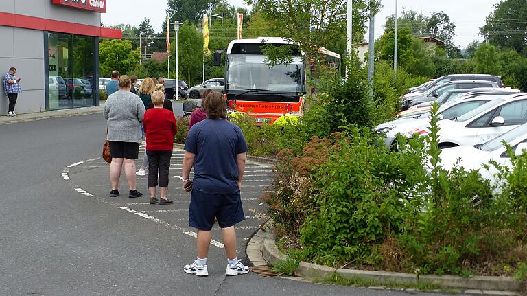 Die Impfwilligen stehen vor dem Bus an. Es geht zügig voran. Die Impfwilligen stehen vor dem Bus an. Es geht zügig voran.