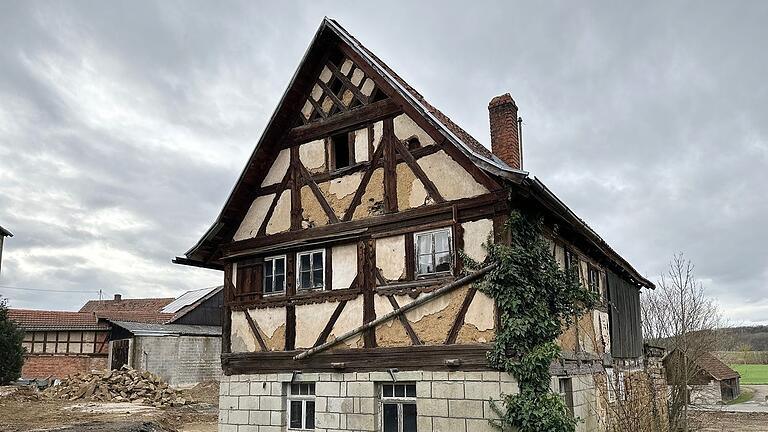 Dieses Fachwerkhaus stellt zurzeit ein Problem zwischen der Gemeinde Höchheim und dem Landesamt für Denkmalpflege dar. Dabei handelt es sich um einen zweigeschossigen Satteldachbau mit Fachwerk aus dem 18. Jahrhundert, ein ehemaliges Austragshaus.